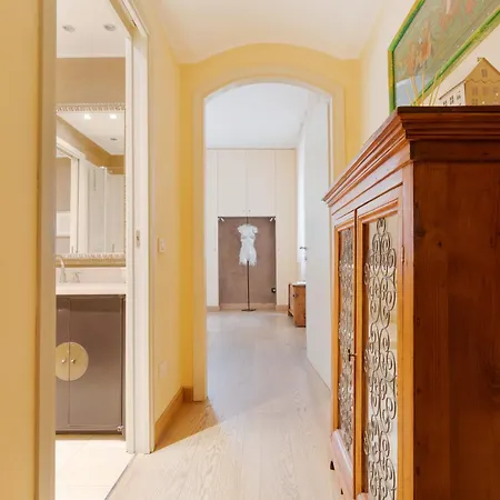 Duomo - San Babila - Elegante Trilocale Con Balcone Lägenhet *